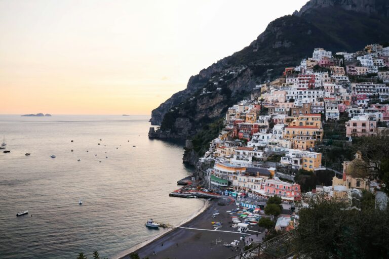 Positano στην Amalfi Coast την ώρα του ηλιοβασιλέματος