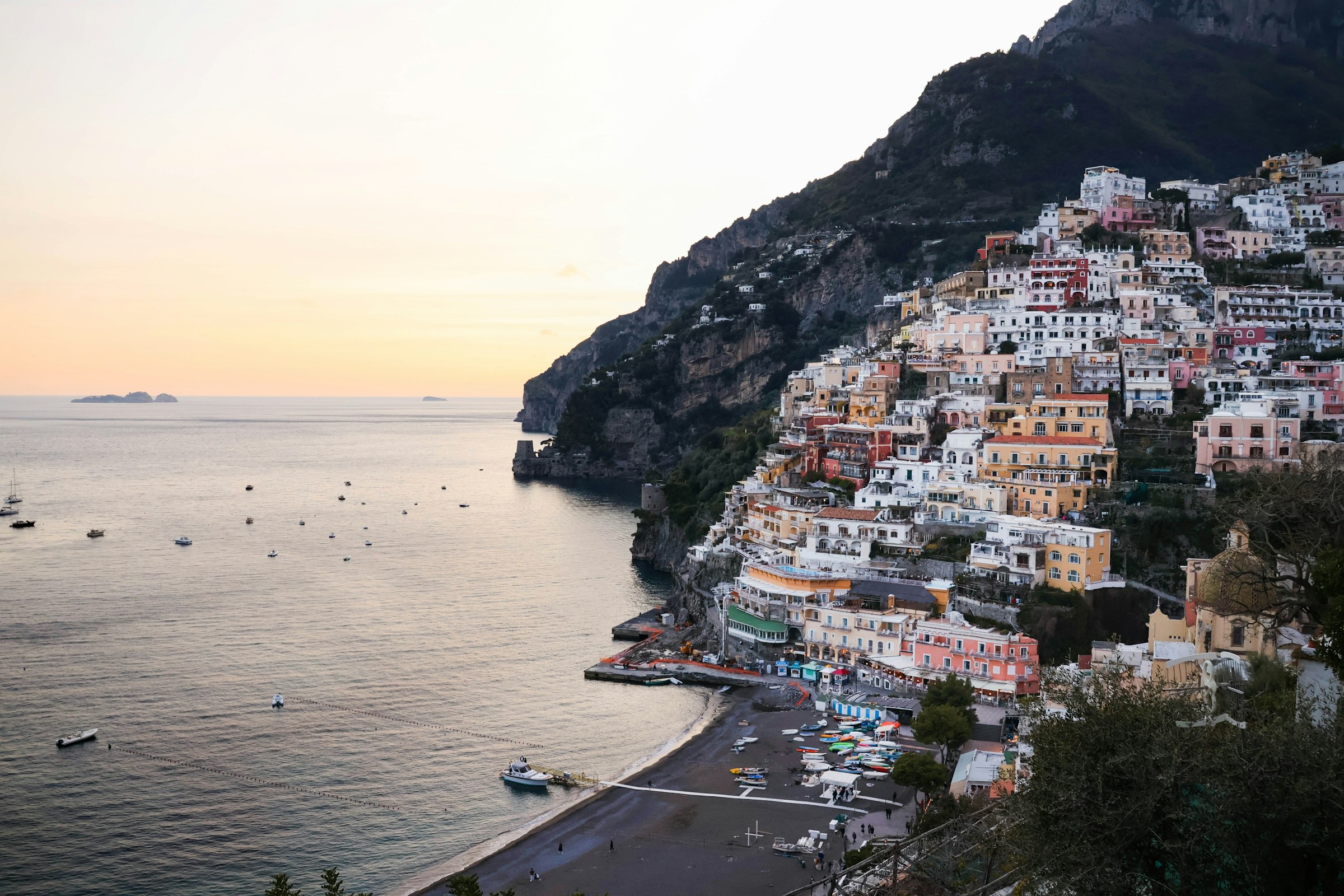 Positano στην Amalfi Coast την ώρα του ηλιοβασιλέματος