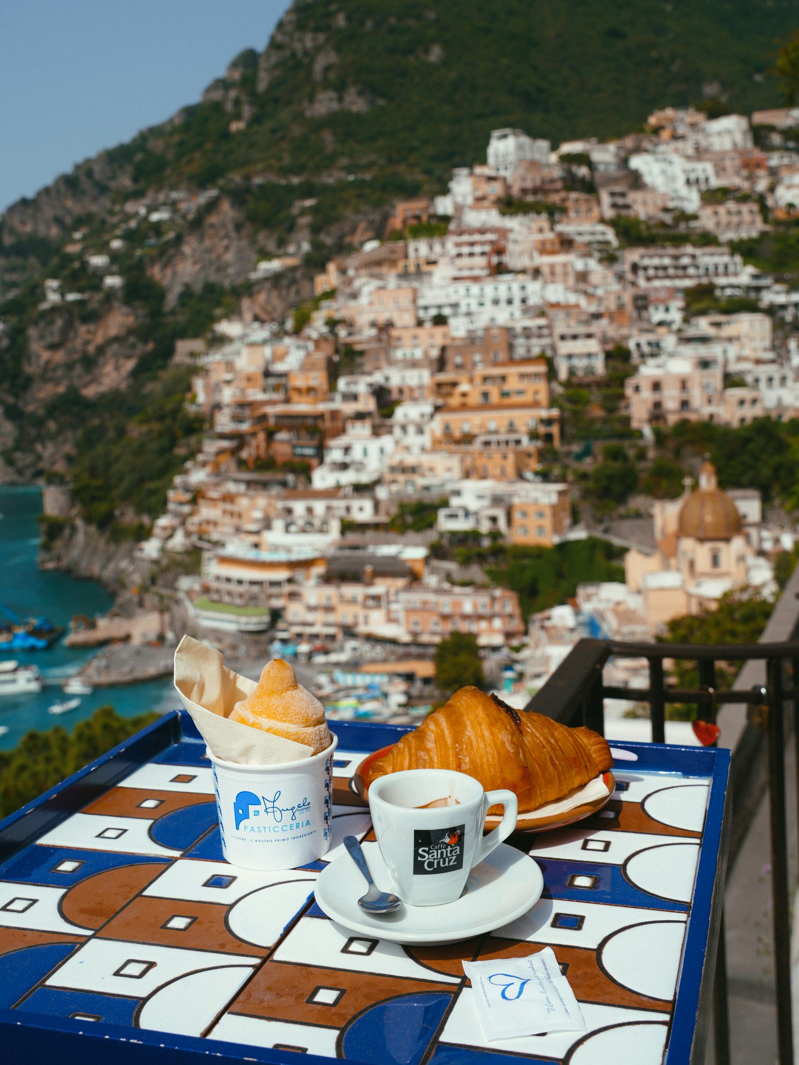 Καφές και κρουασάν με θέα στο Positano